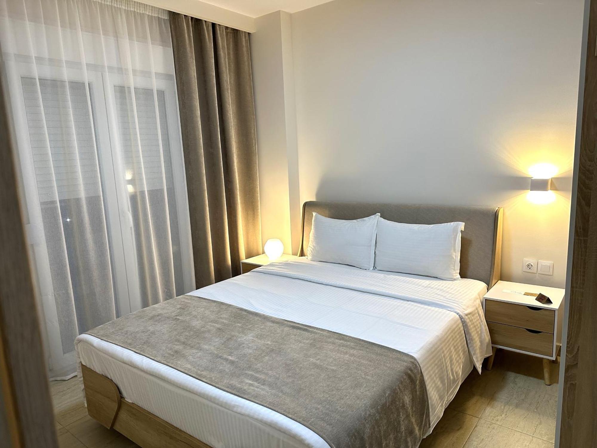 Navarino Luxe Suites Peraía Exterior foto